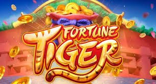 Studio live dealer Dragon Tiger dengan dealer profesional dan kartu yang ditampilkan di meja permainan